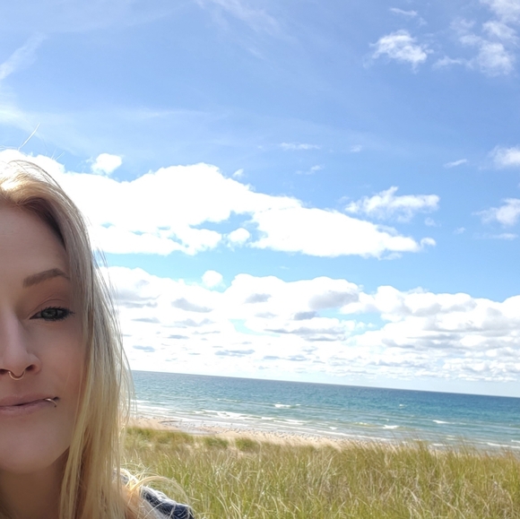 Meet your Posher, Karin - Picture 2 of 2